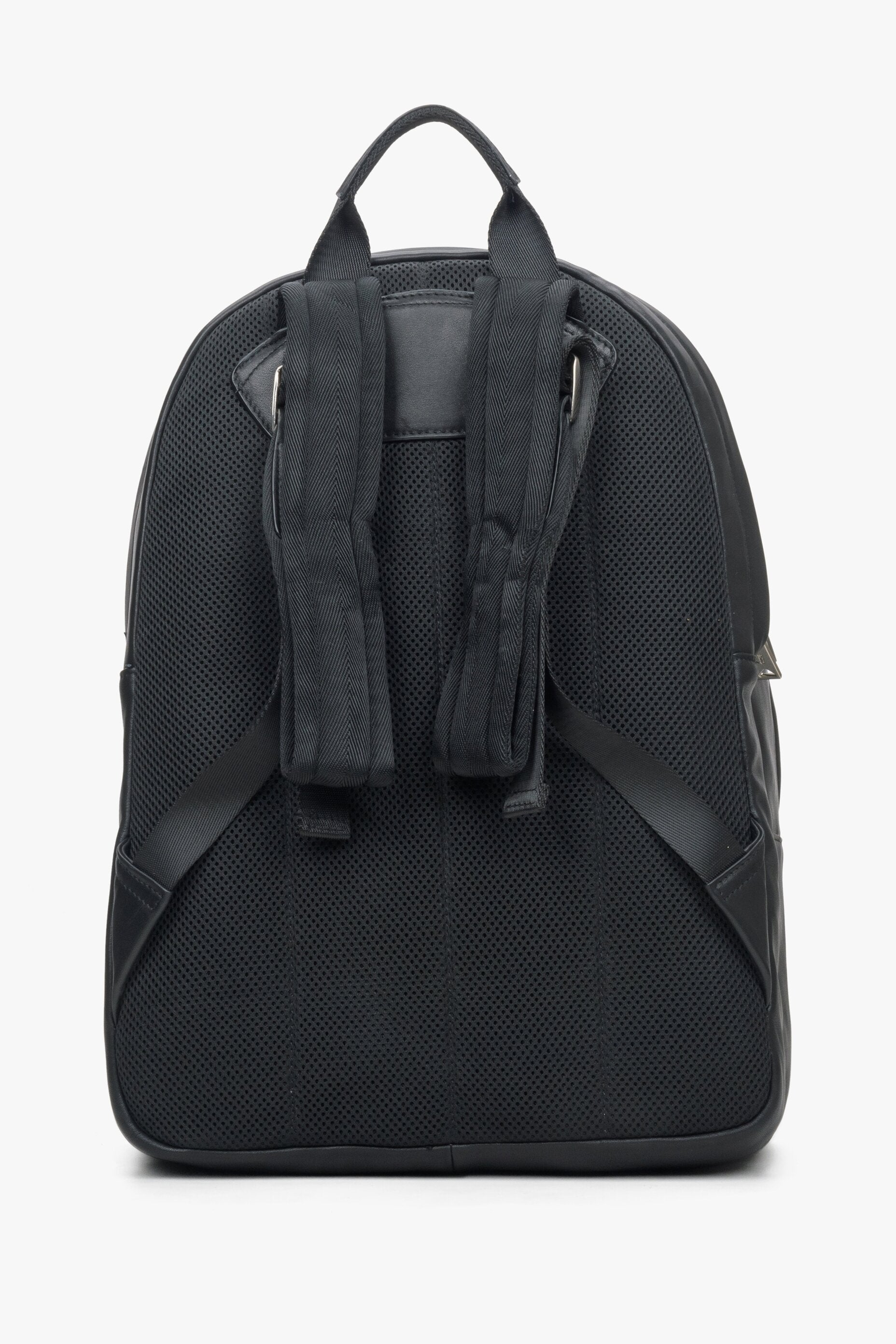 Men's large black backpack made of genuine leather by Estro - close-up on the shoulder straps.