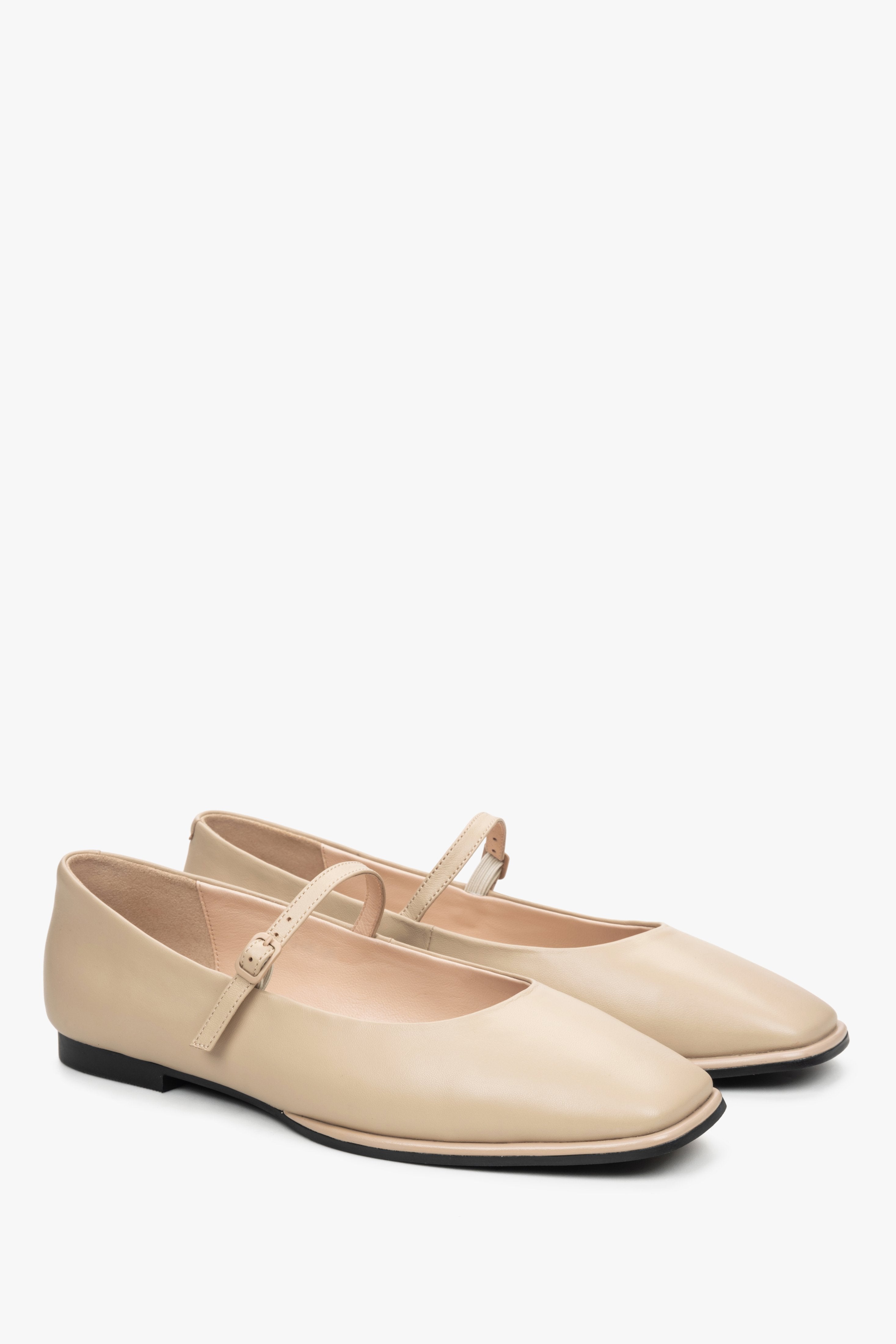 Women's beige ballet flats with a buckle by Estro.