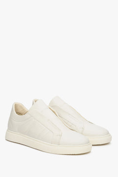 Men's light beige leather Estro slip-on sneakers without laces - close-up of the shoe's toe and side seam.