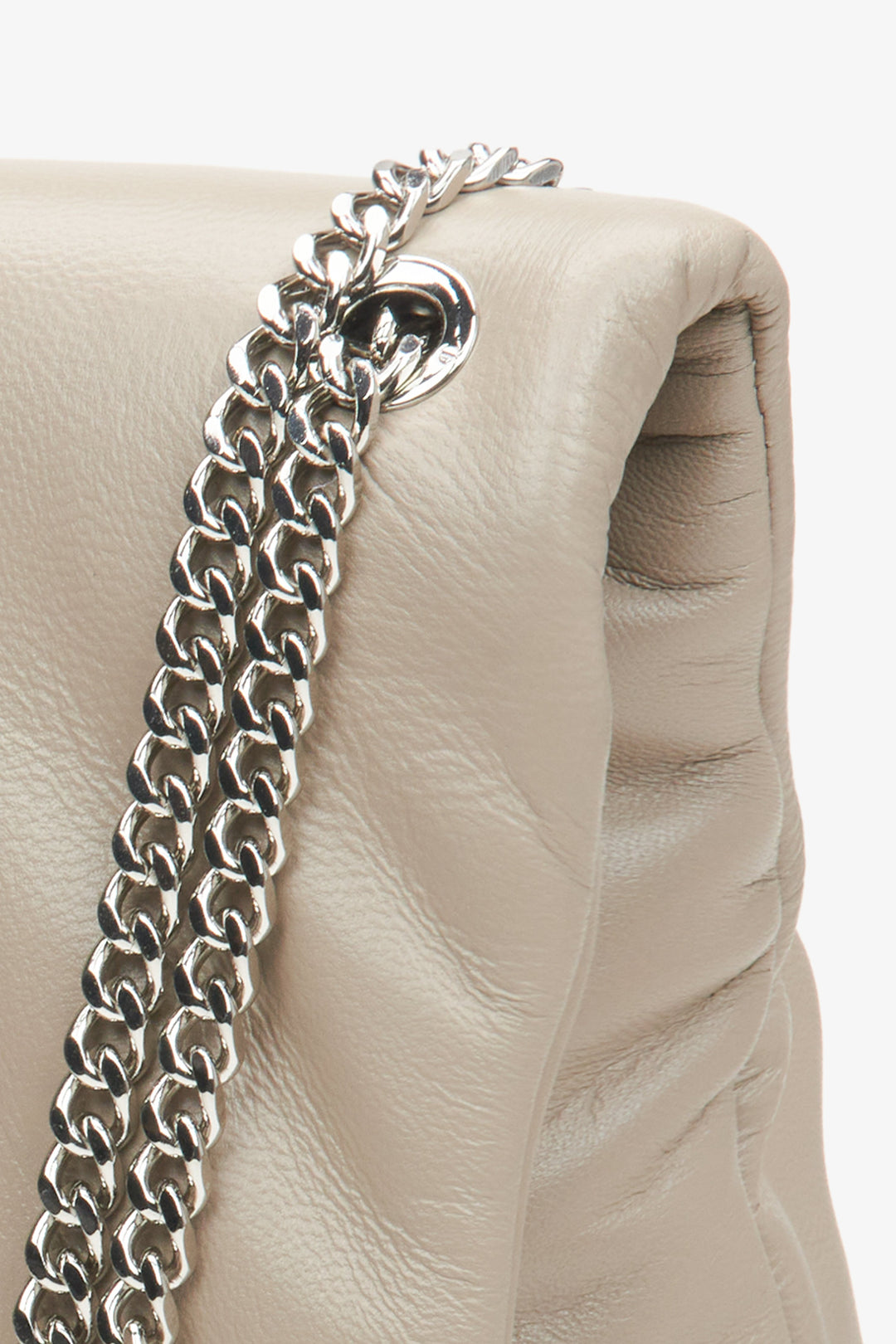Women's beige and grey  leather handbag Estro - close-up on details.