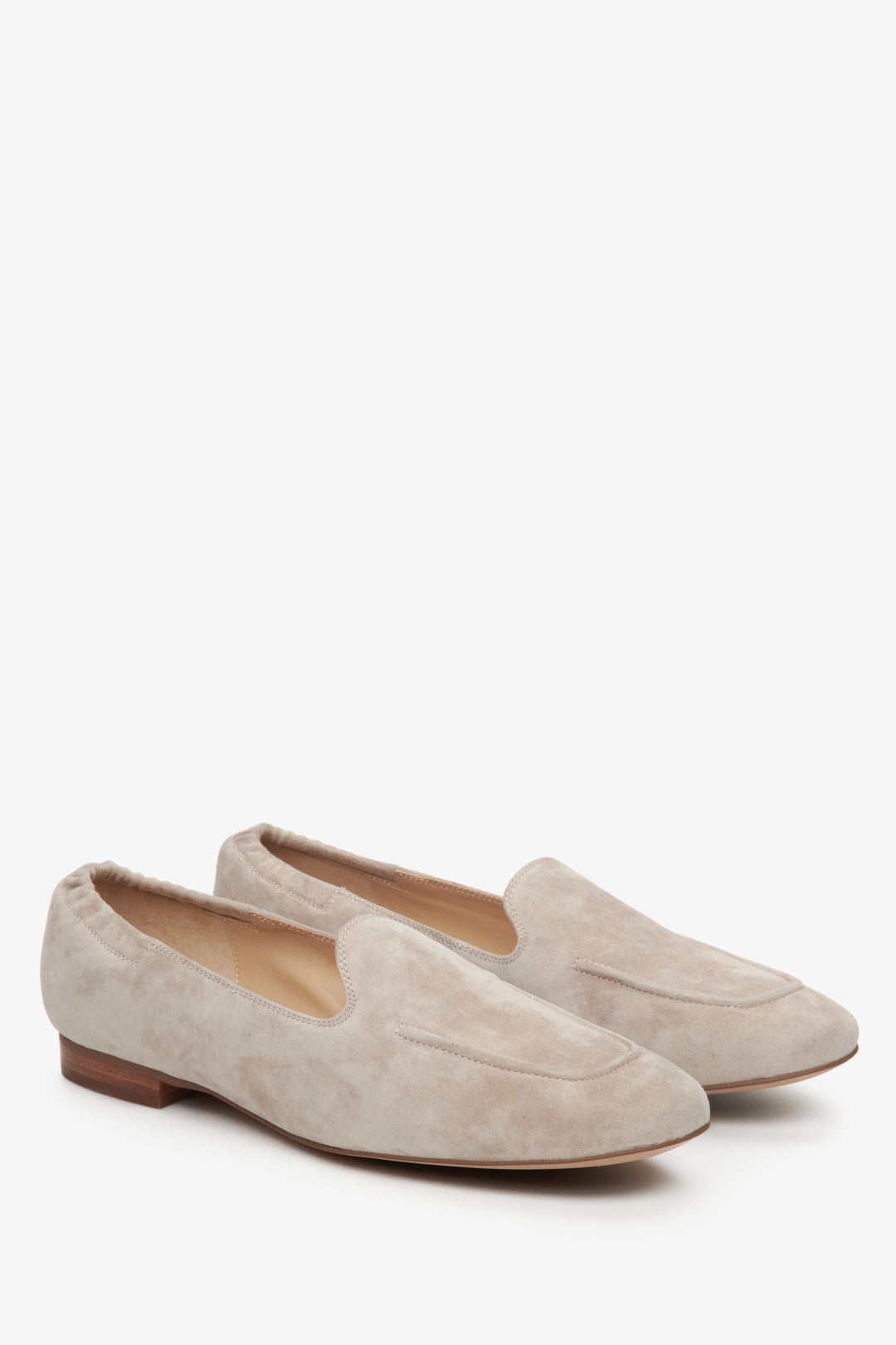 Women's beige moccasins made of genuine velour - presentation of the toe and side vamp.
