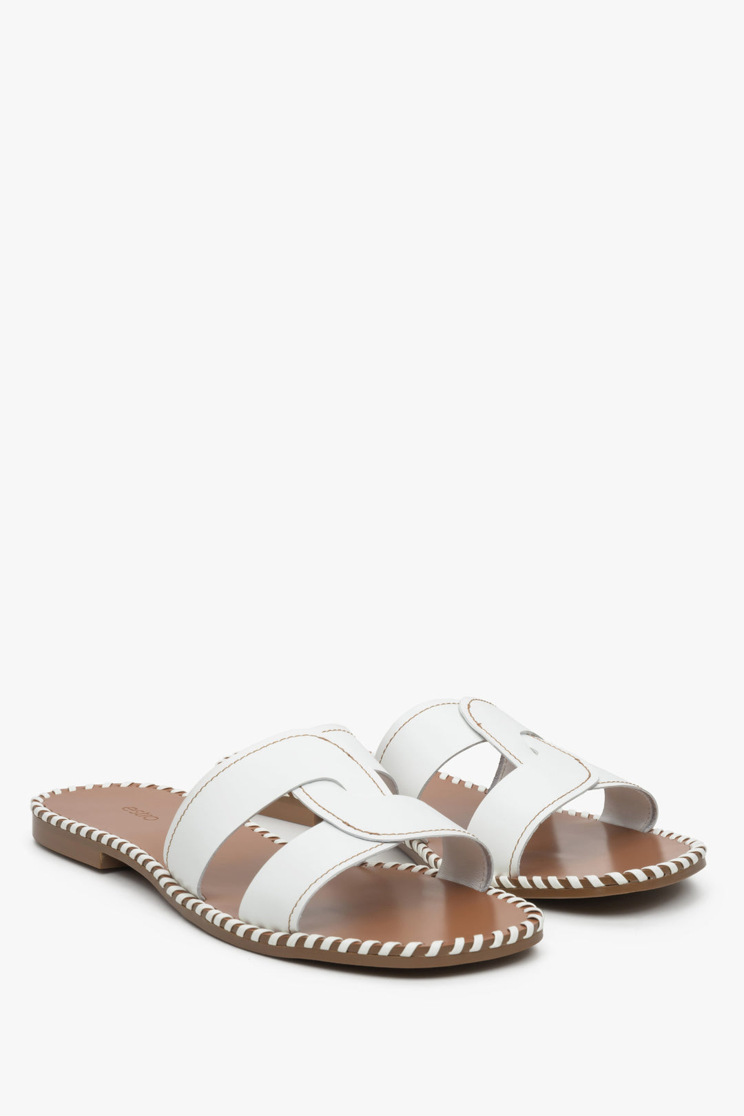 Women's white slide sandals Estro - a close-up on toeline.