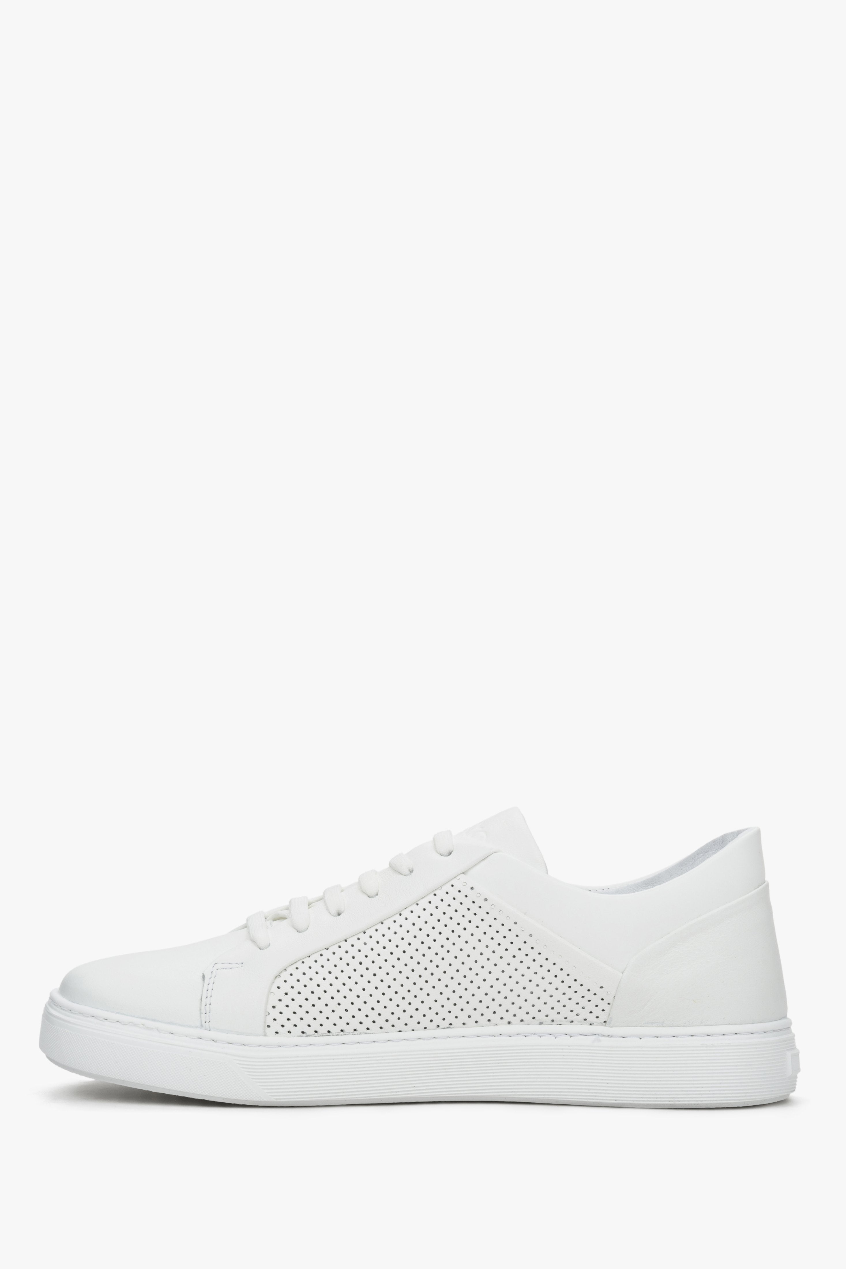 Women's white sneakers made of genuine leather with perforation by Estro - presentation of the side line and front of the footwear.