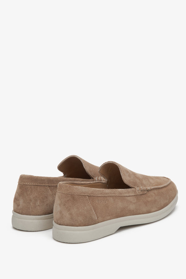 Women's loafers in light brown velour - presentation of the back part of the footwear.