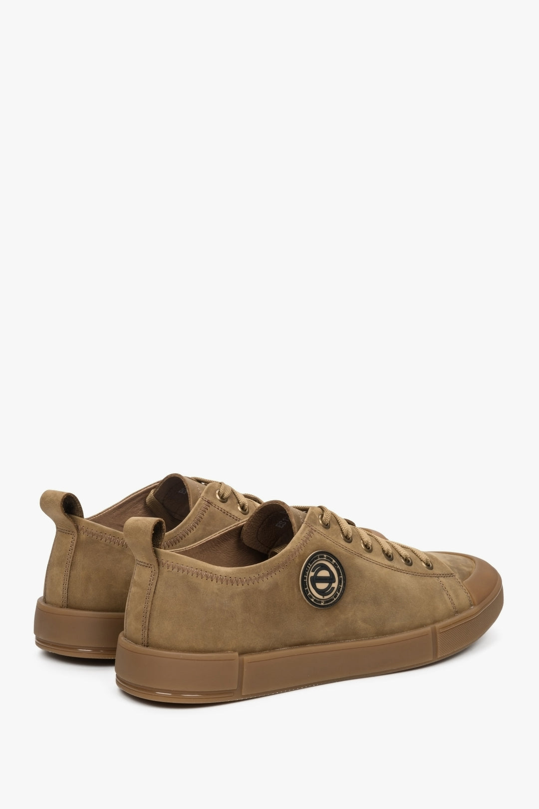 Men's sneakers made of natural brown nubuck by Estro - presentation of the heel and side seam of the shoe.