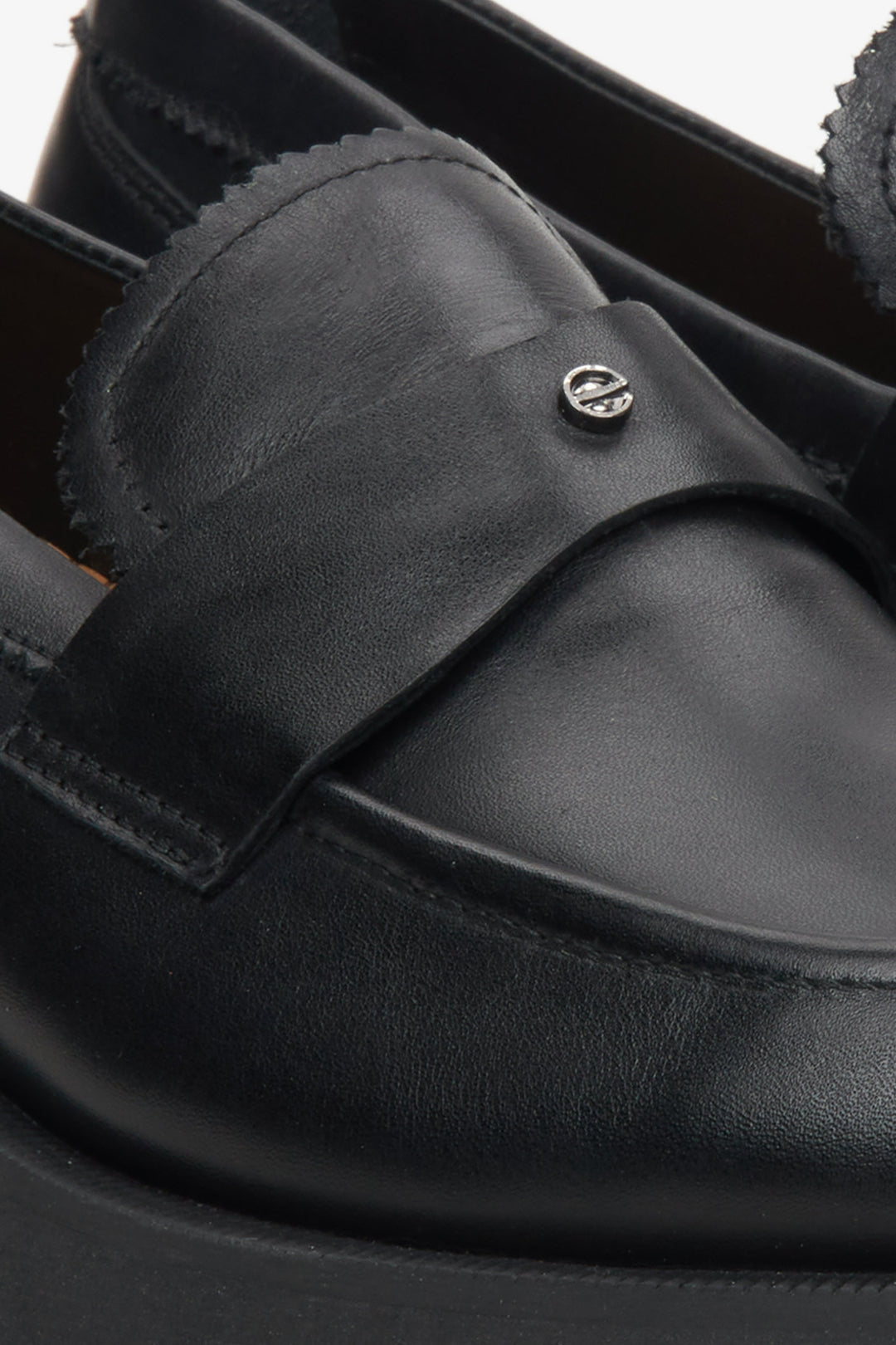 Estro women's loafers in black, made of genuine leather - close up on details.
