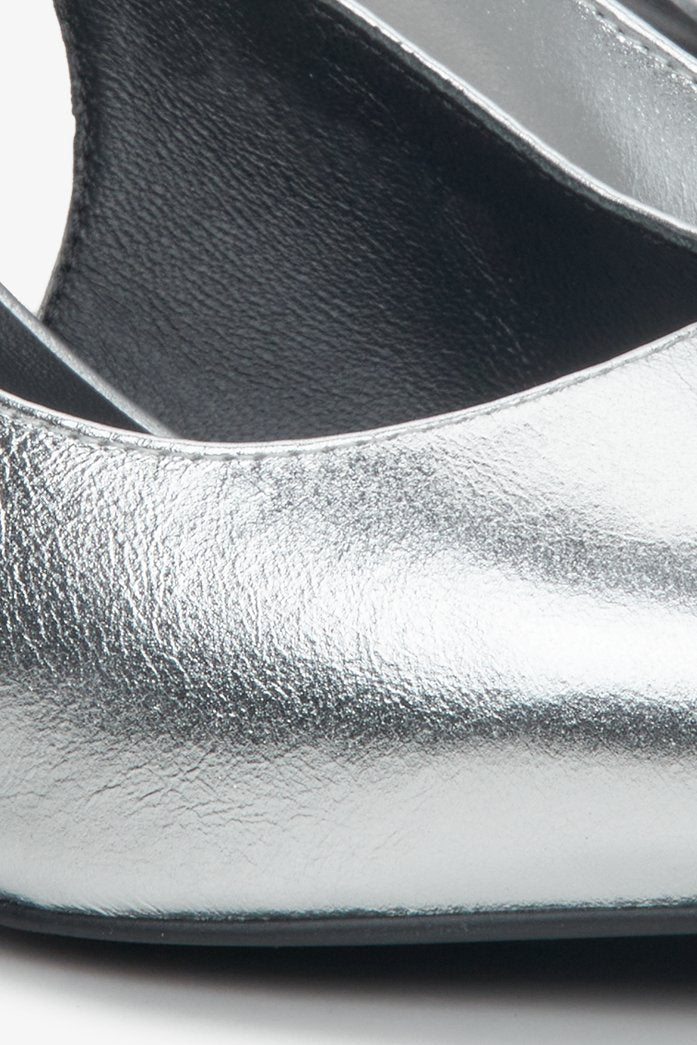 Slingback pumps by Estro X MustHave in silver - close-up on details.