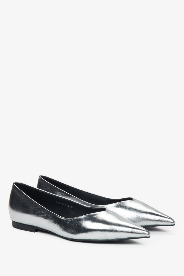 Estro women's silver ballet flats with pointed toes made of genuine leather - close-up of the toe tips.