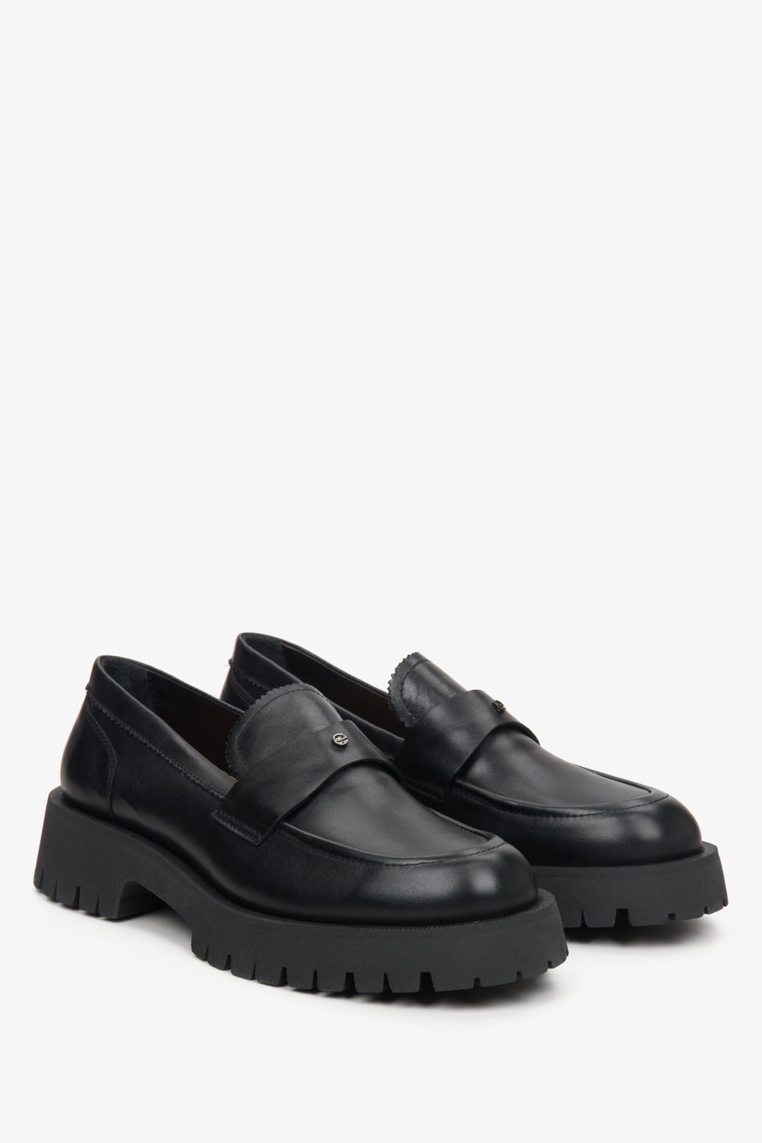 Women's black loafers made of genuine leather with a chunky sole by Estro.