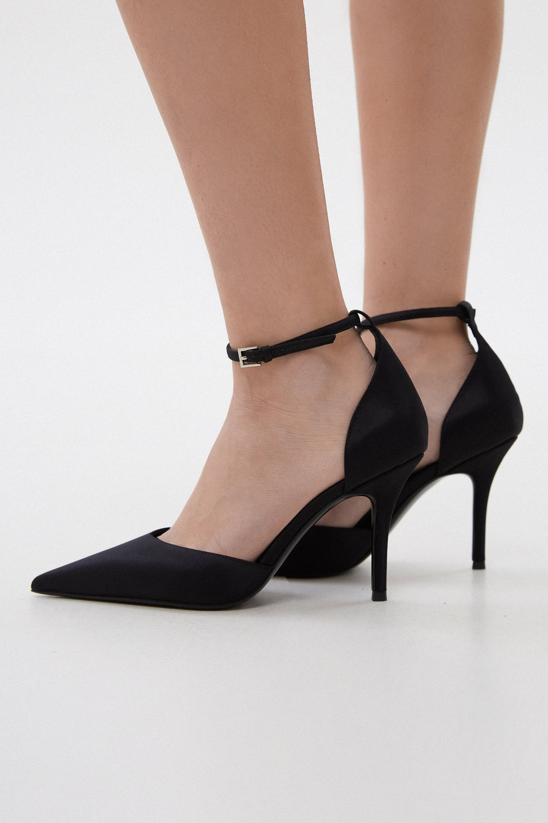 Women's black pointed toe pumps with crystals Estro x MustHave - presentation on a model.