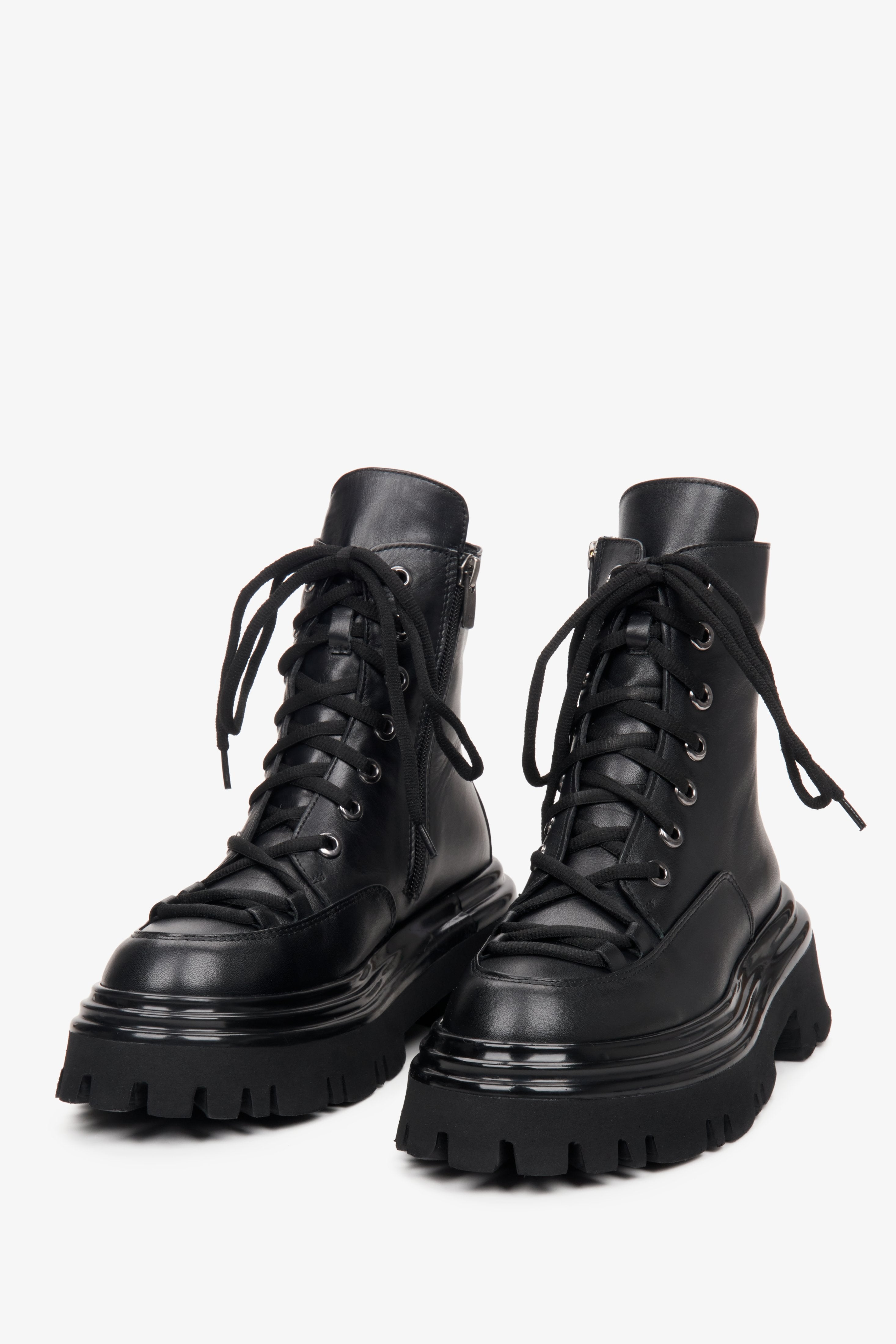 Estro black leather women's lace-up ankle boots - presentation of the front part of the boot.