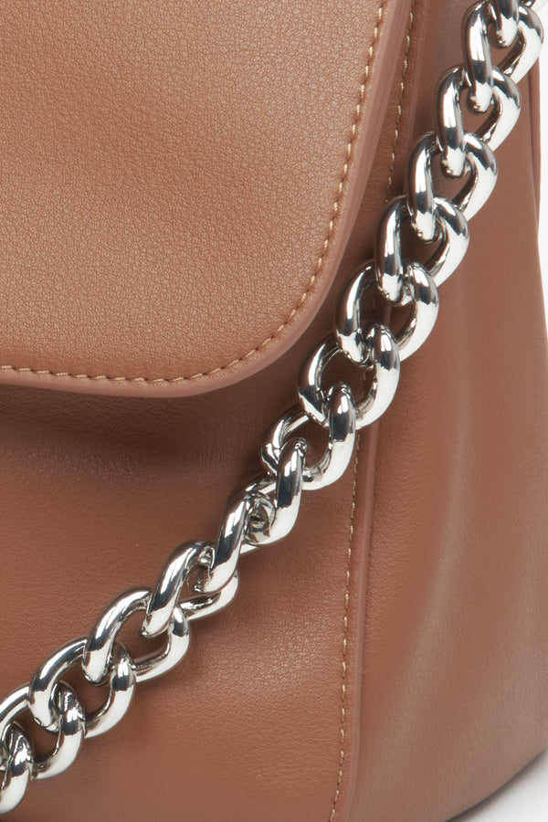 Women's brown handbag made of genuine leather Estro with a chain - close-up of the interior of the model.