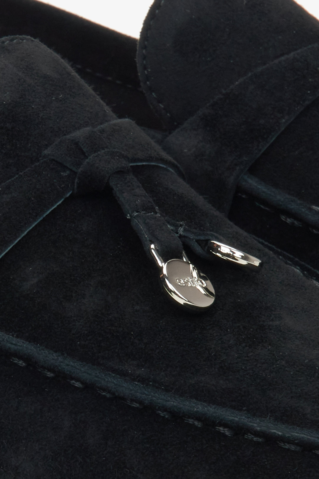 Estro women's black loafers - close-up of the details.