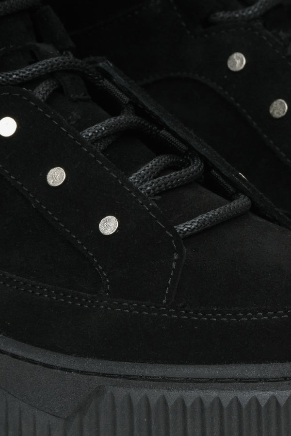 Black women's high-top winter sneakers with laces - view of the shoe insert.