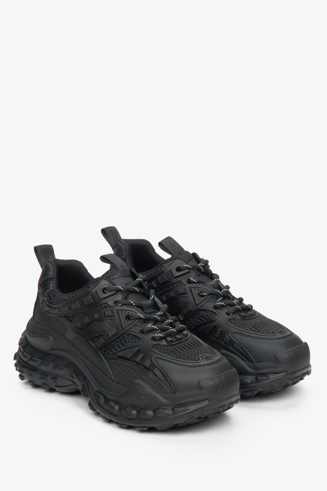 Women's black leather sneakers with laces for spring and autumn - presentation of the shoe's toe and heel.