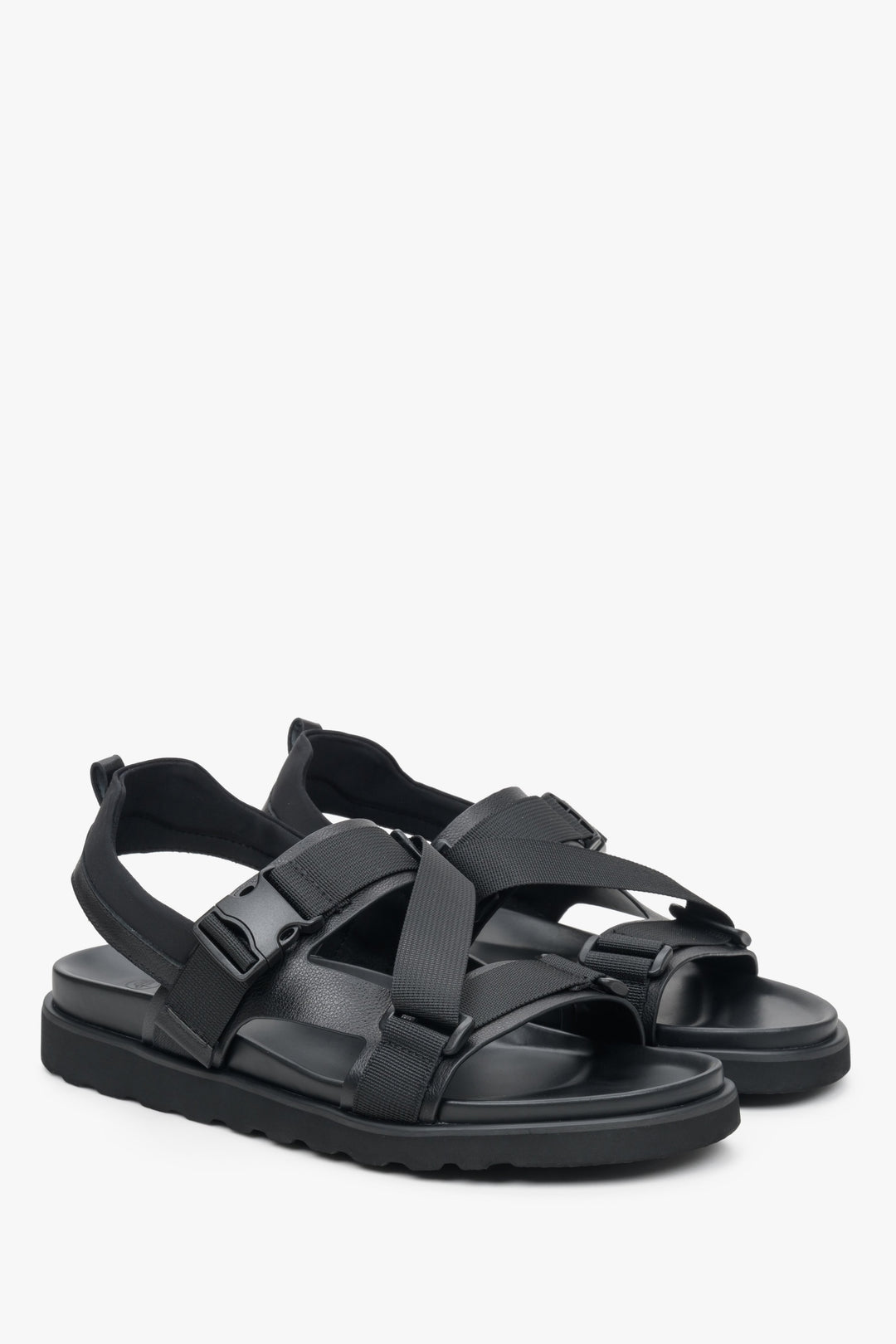 Estro men's buckle-strap sandals made of mixed materials - close-up on the toe of the shoes.