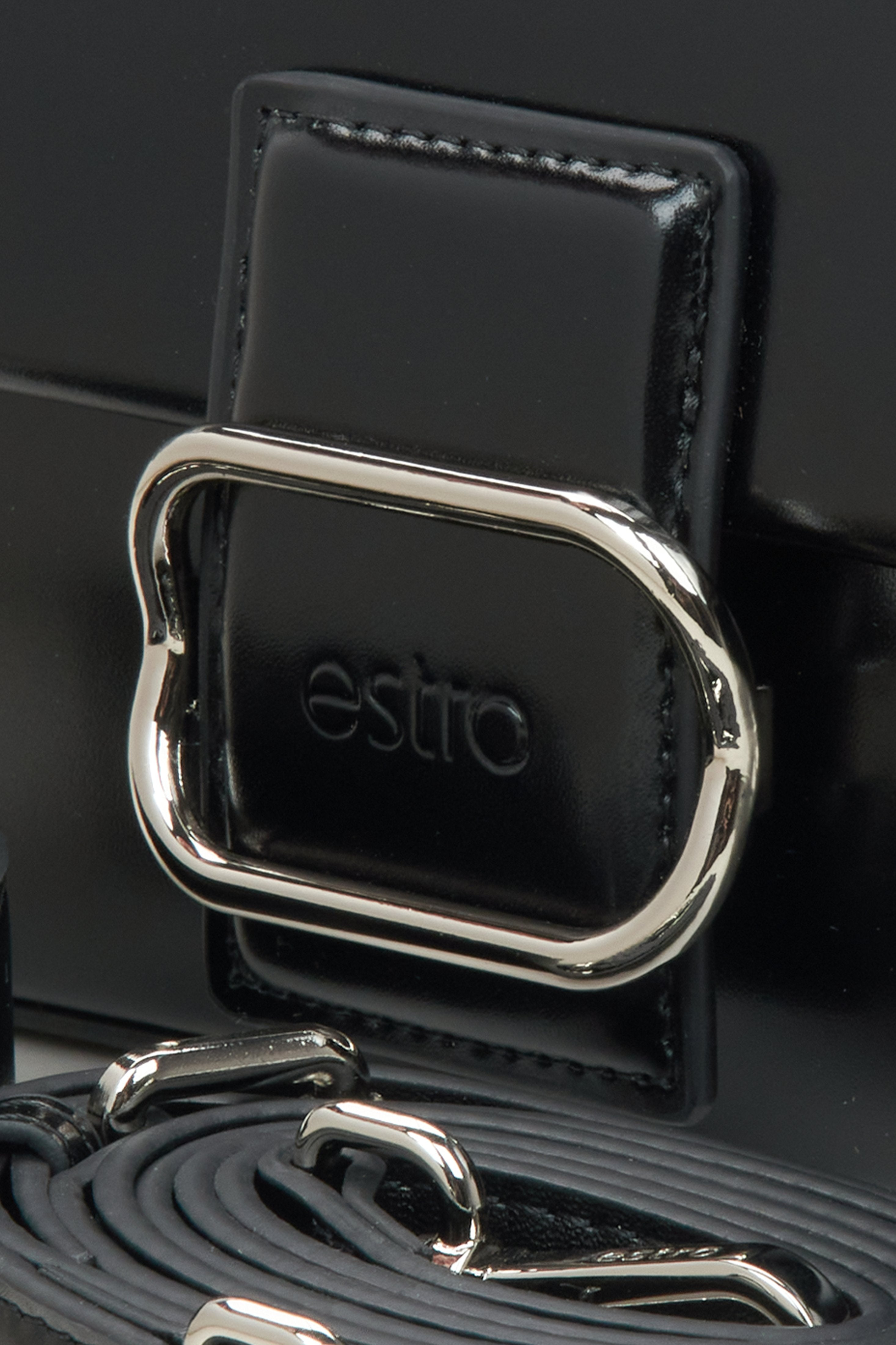 Black leather women's bag by Estro - close-up of the details.