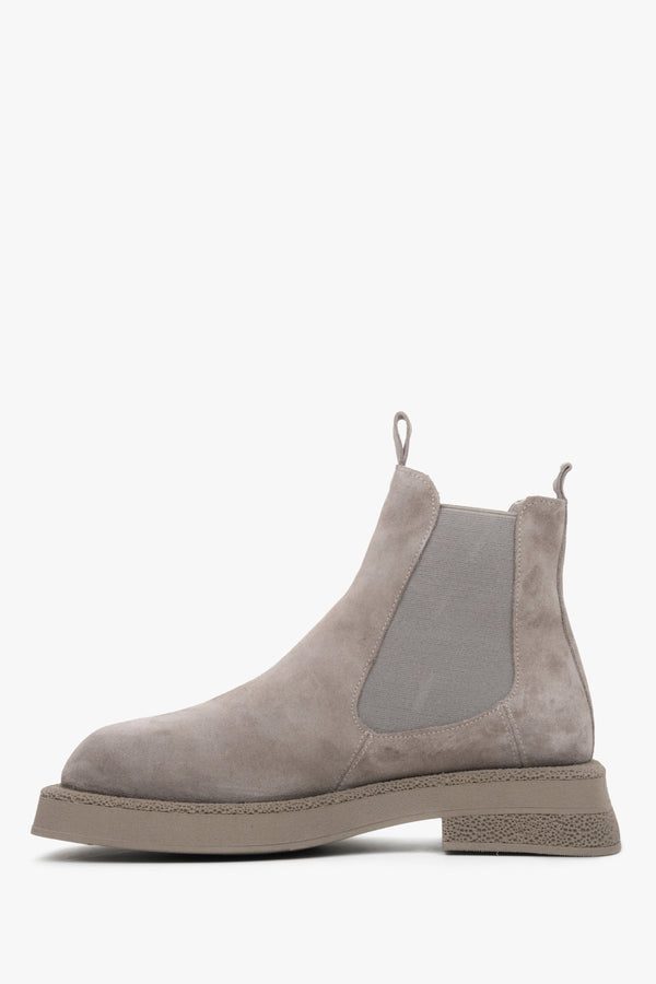 Grey suede Chelsea boots Estro - shoe profile.