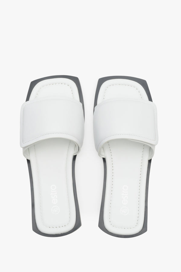 Genuine leather flat slide sandals Estro in white - presentation from above.