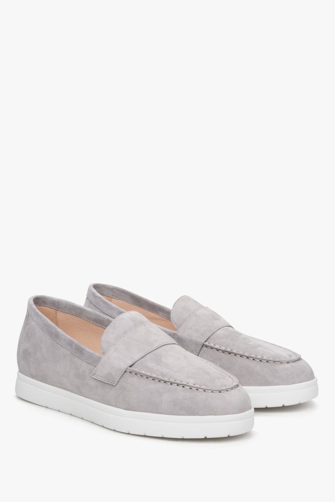 Women's grey moccasins made of genuine velour - presentation of the toe and side vamp.