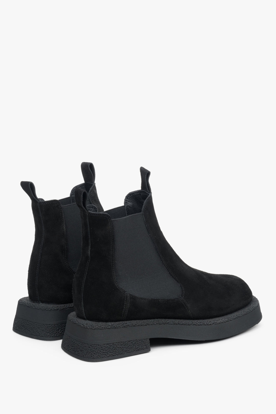 Women's genuine suede Chelsea boots in black Estro - a close-up on heel counter.