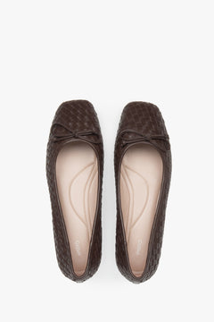 Dark brown Estro women's ballet flats made of genuine leather, featuring an interesting woven pattern – top view.
