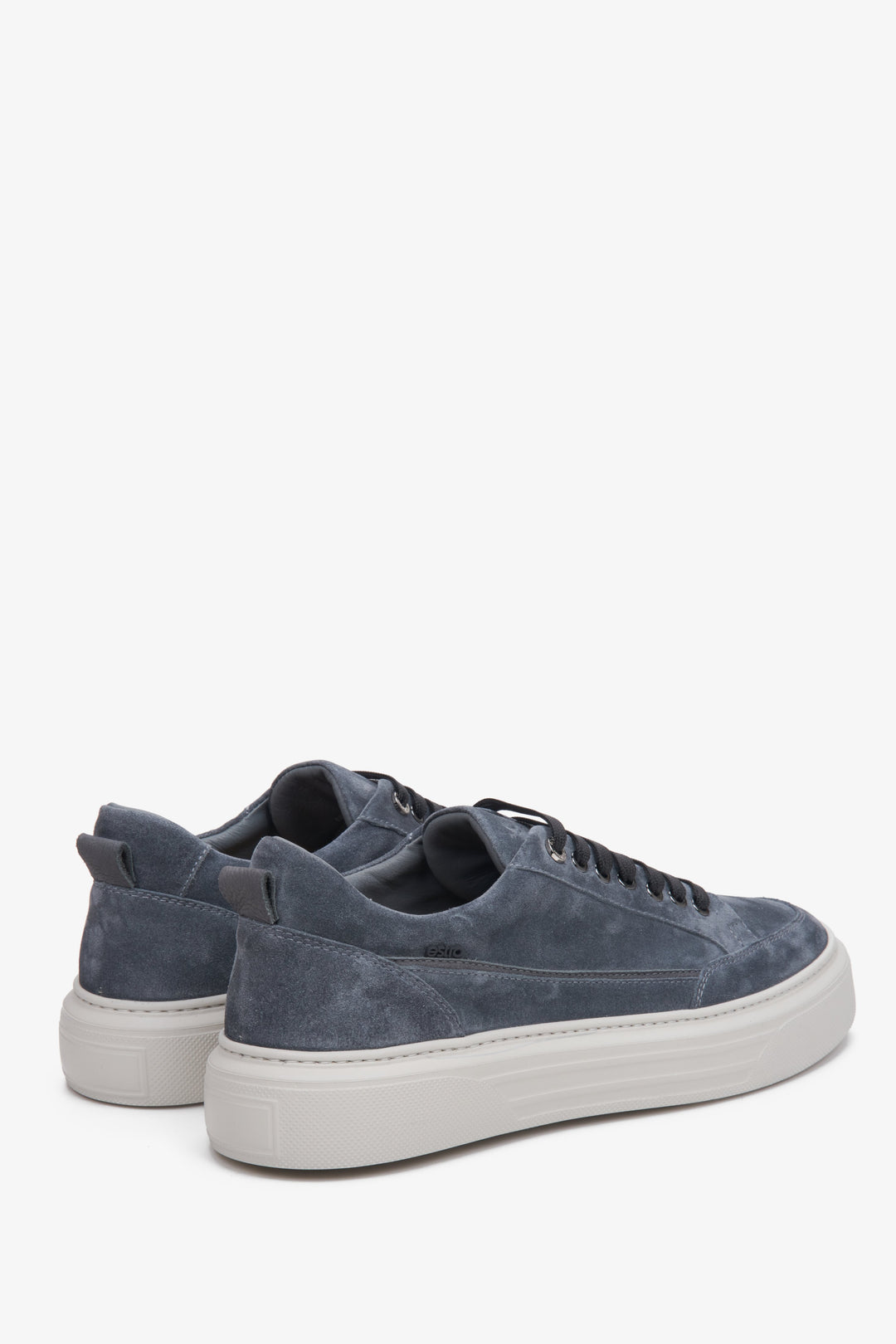 Men's blue velour sneakers with lacing - close-up of the heel.