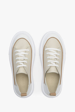 Women's beige and white sneakers made of natural leather of Estro's collection - presentation of the footwear from above.