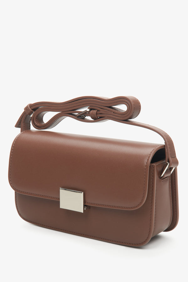 Women's brown leather strap shoulder bag.