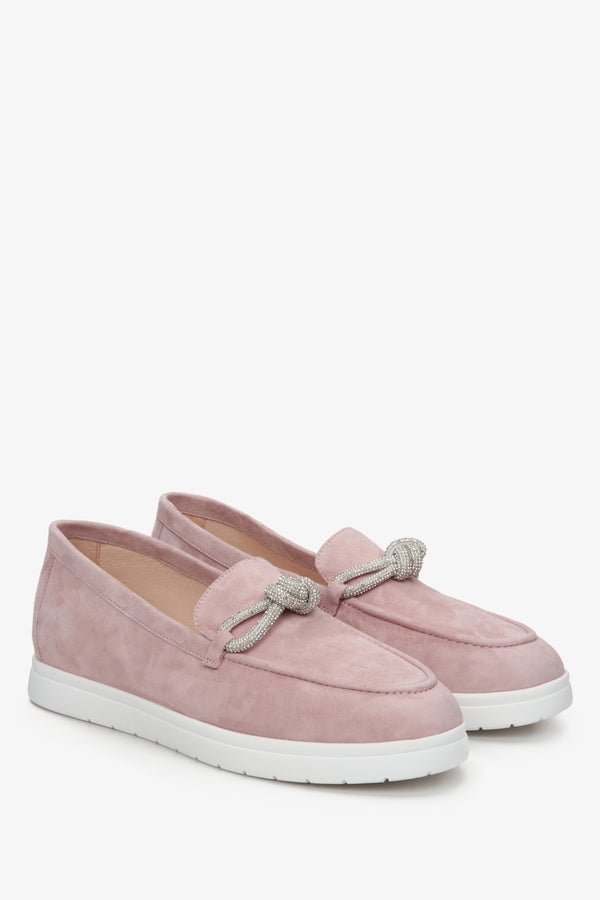 Women's Estro pink velvet moccasins - presentation of the shoe's side profile.