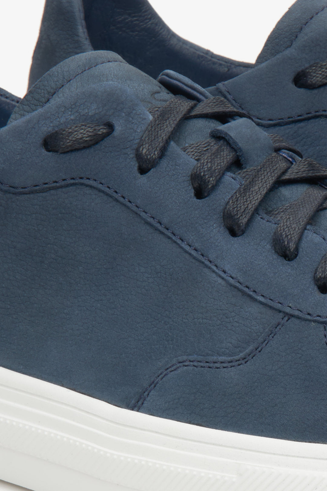 Fall men's Estro sneakers in blue - close-up of the lacing system and stitching.