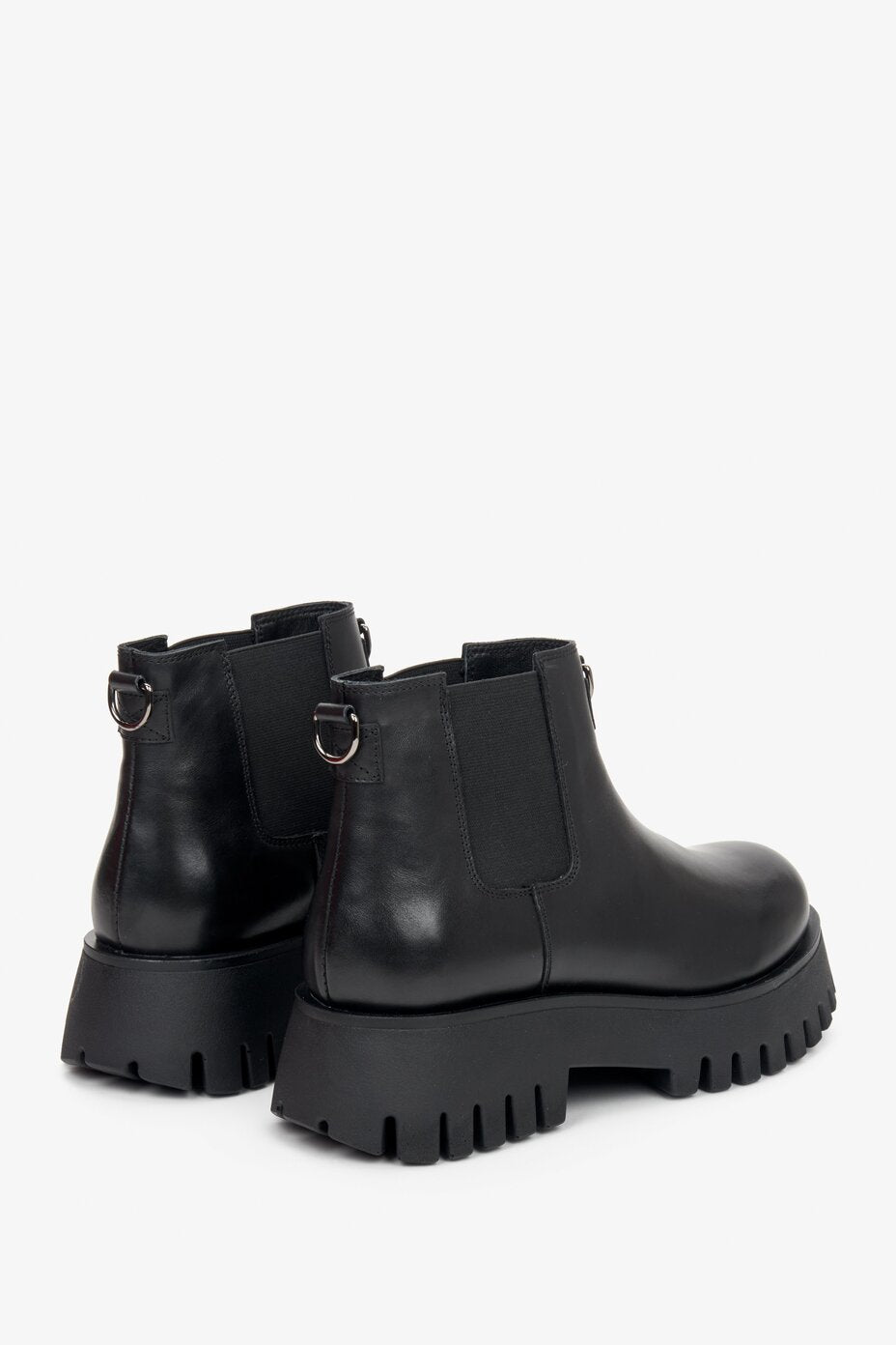 Black leather women's platform ankle boots - close-up of the back of the shoe, by Estro.