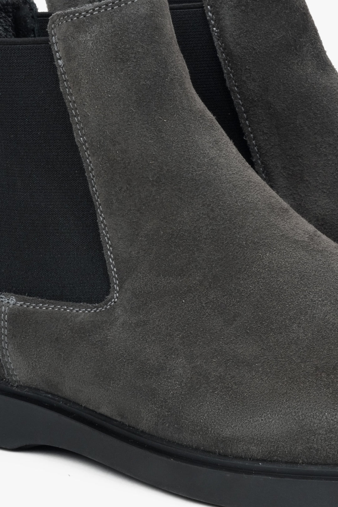 Men's velour chelsea boots Estro in grey - close-up of the details.