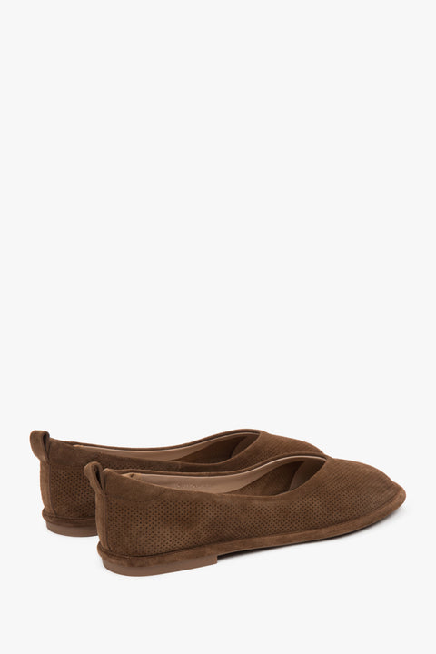 Women's brown ballet flats by Estro, made of perforated soft genuine velour – close-up of the heel counter.