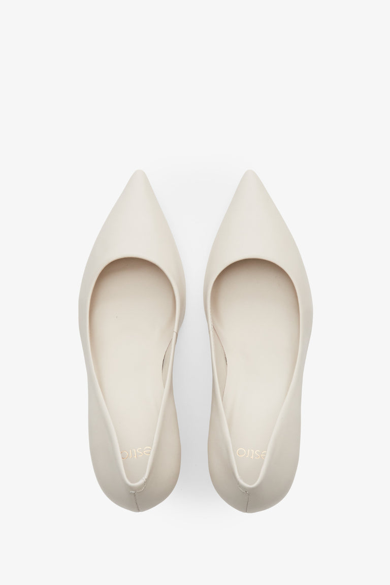 Women's light beige leather pumps by Estro with a low stiletto heel and pointed toe - top view presentation of the model.