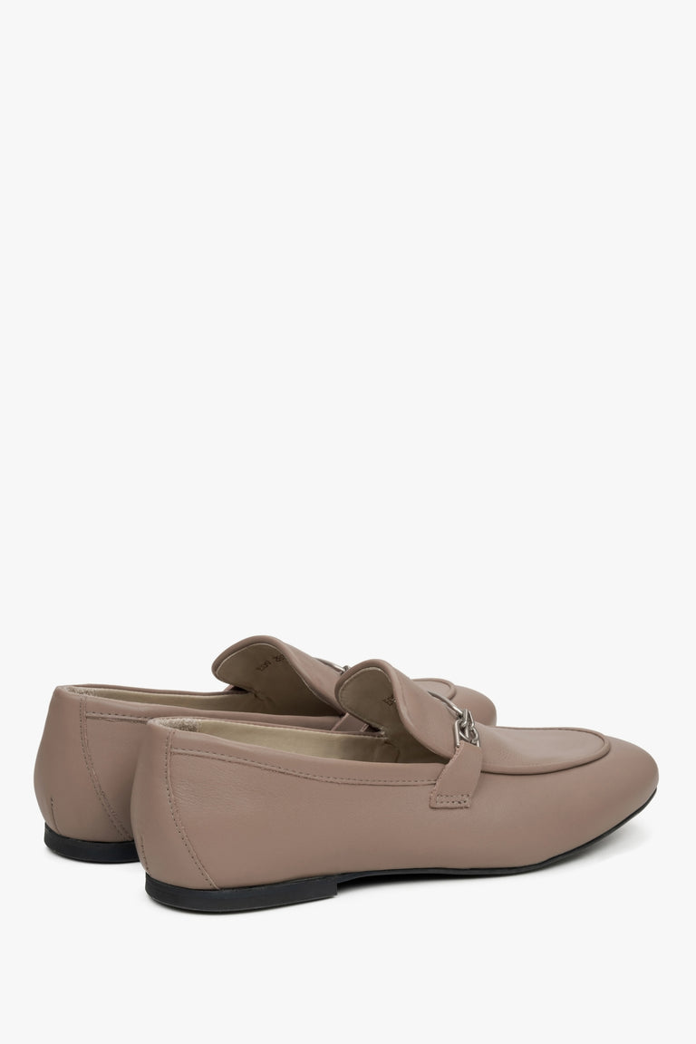 Women's beige loafers made of genuine leather Estro - a close-up on shoe heel counter.