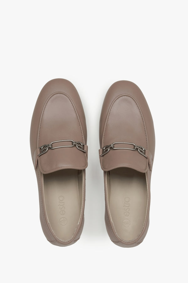 Nude beige slip-on loafers made of genuine leather Estro - presentation form above.