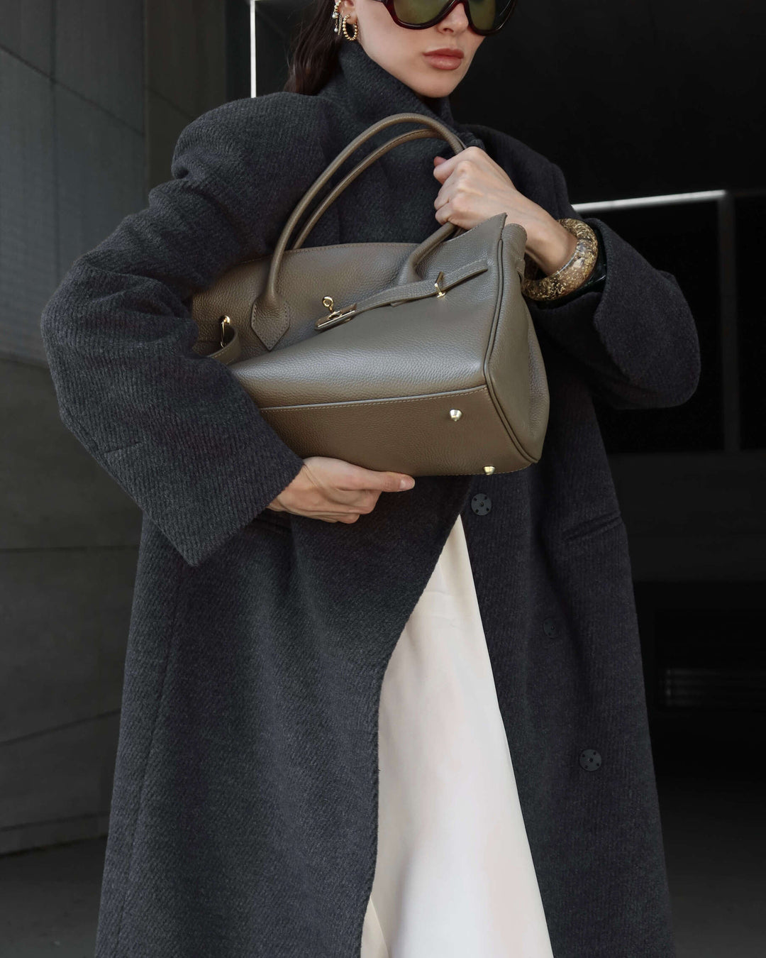 Elegant Estro bag made of Premium Italian leather in classic brown.