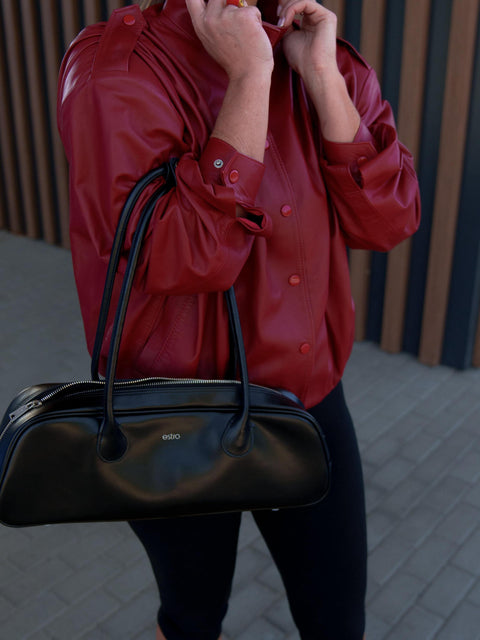 Black at its best – Estro leather shoulder bag that matches every outfit.