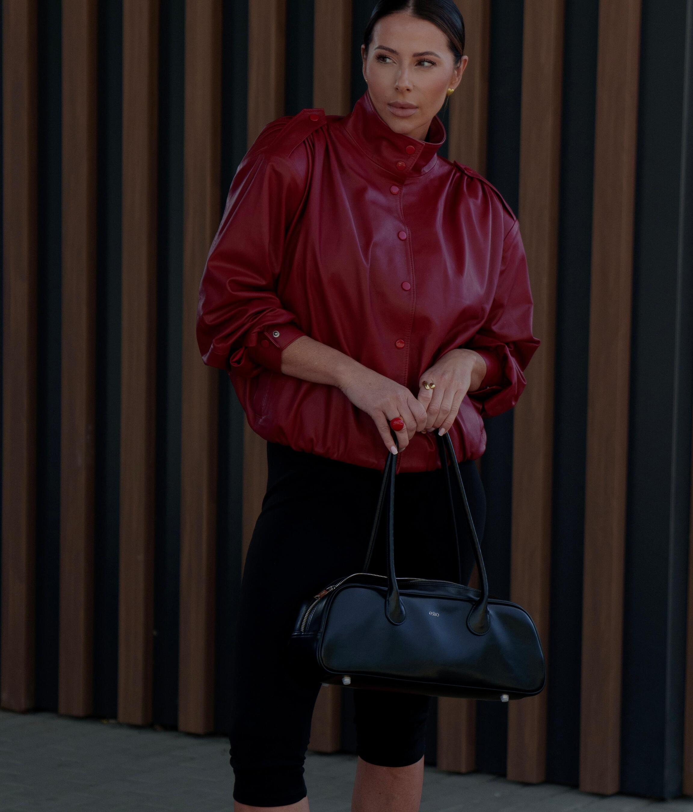 Shoulder bag with long handles, designed for comfort and timeless style.