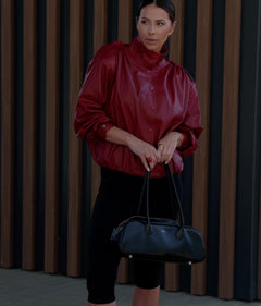 Shoulder bag with long handles, designed for comfort and timeless style.