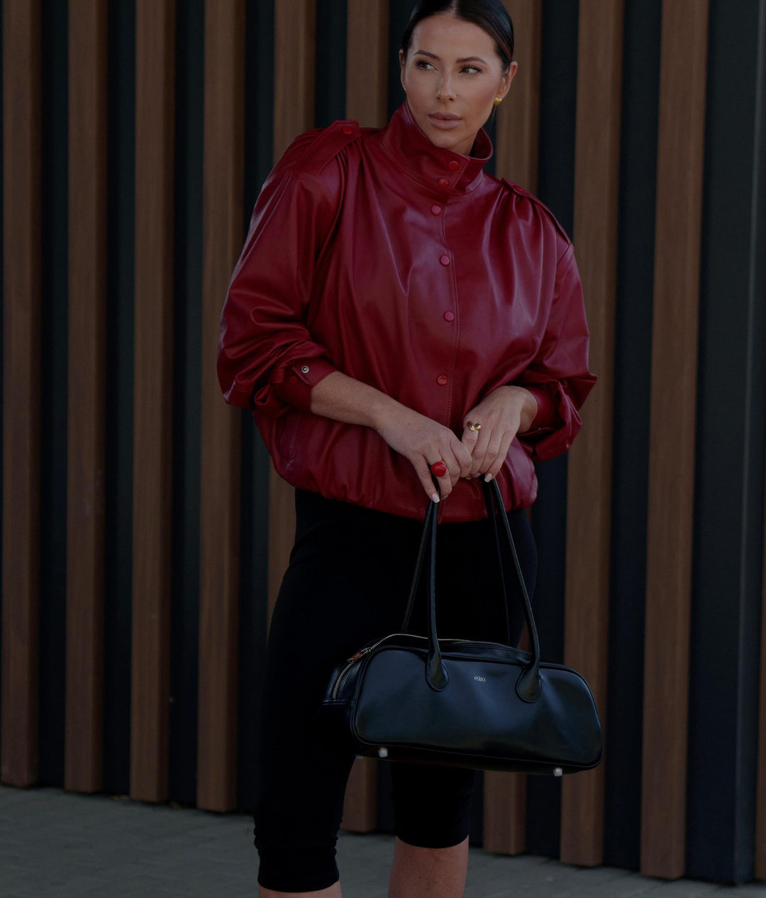 Shoulder bag with long handles, designed for comfort and timeless style.