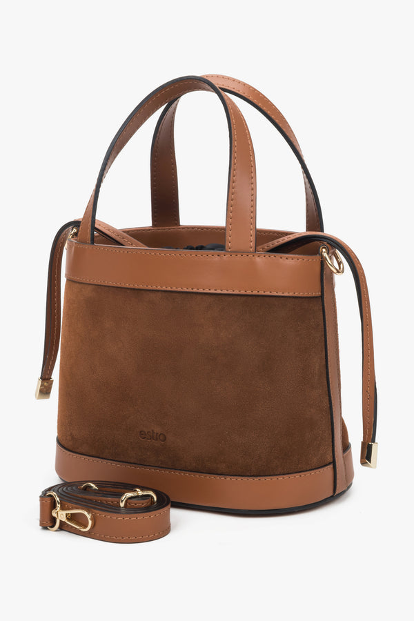 Stylish women’s brown top-handle bag crafted from real Italian suede and smooth leather, Estro model ER00117436.