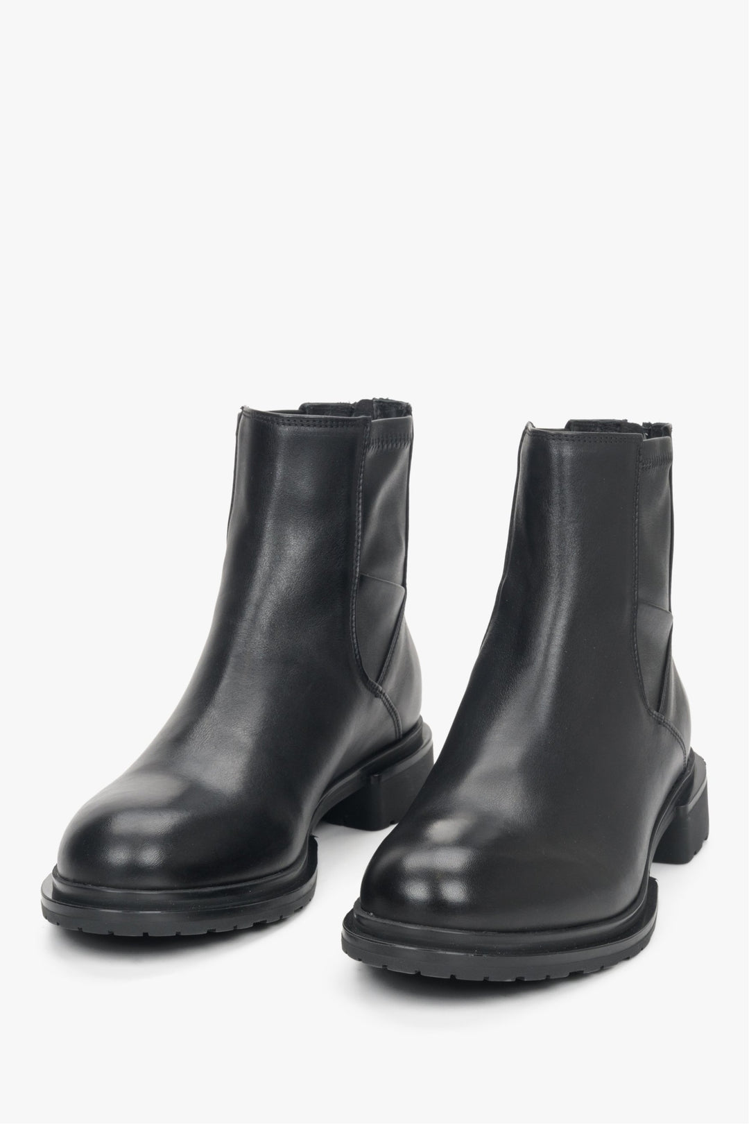 Women's black leather boots with a zipper by Estro - presentation of the toe.