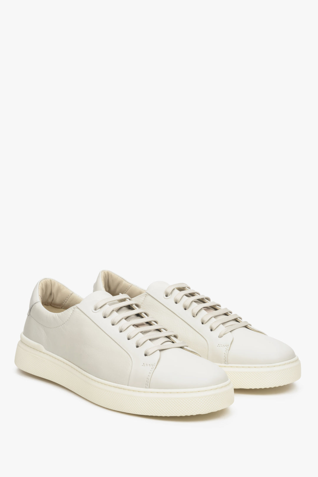 Men's light beige sneakers made of genuine leather with laces - presentation of the side seam and toe.