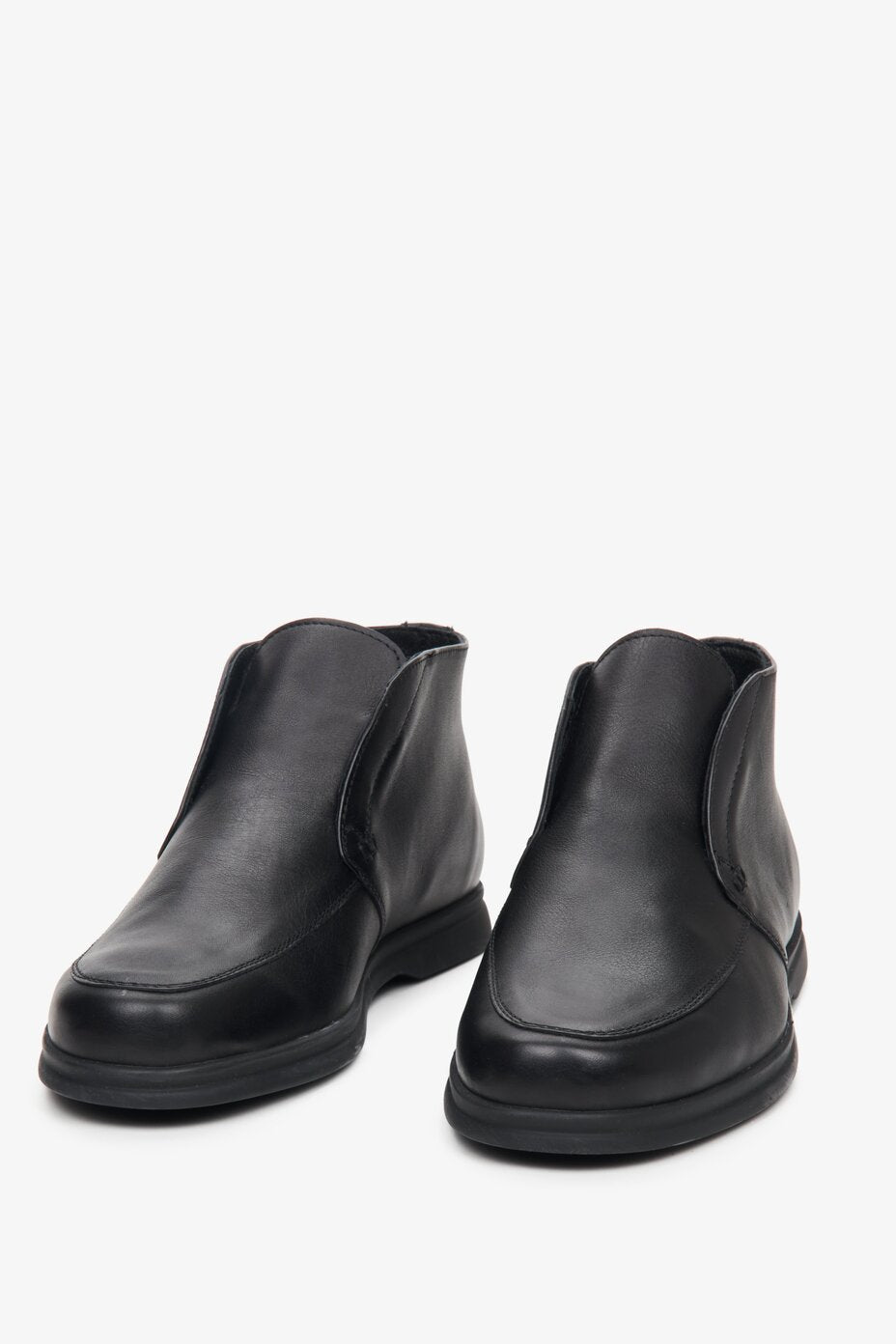 Men's Estro fall boots made of black natural leather - close-up of the front of the footwear.