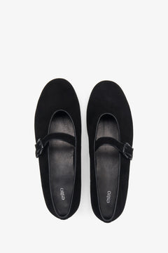 Comfortable black Estro women's ballet flats made of genuine velour, distinguished by their softness and decorative buckle.