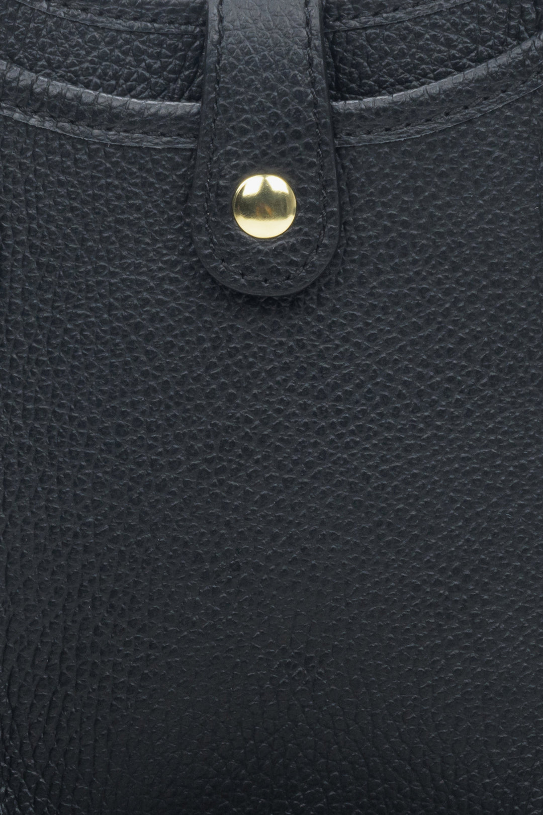 Estro black small smartphone purse - close-up on the details.