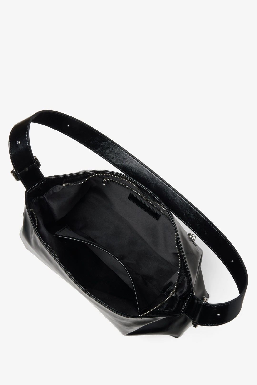 Women's black handbag Estro - a close-up on the main compartment.