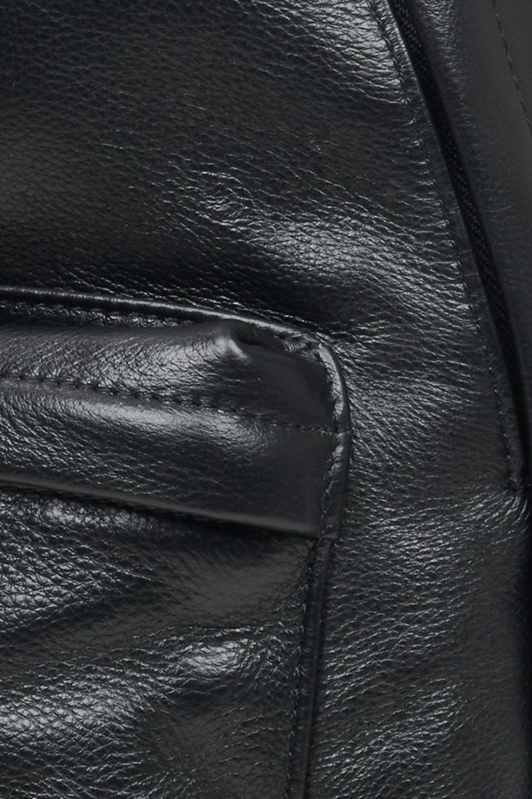 Large women's black backpack made of genuine leather by Estro - close-up of the details.